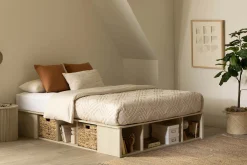 Grand lit avec paniers de rangement (60